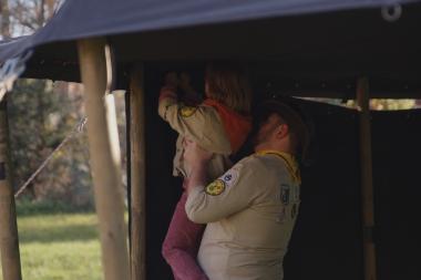 Gruppenleiter und Jungpfadfinderin beim Zeltaufbau