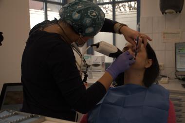 Die Zahnärztin erstellt mit dem Intraoralscanner einen digitalen Abdruck