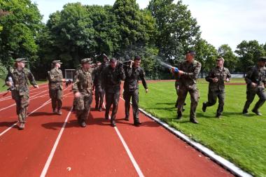 Das Team „Vorne kürzer“ kämpft sich dem Ziel entgegen.