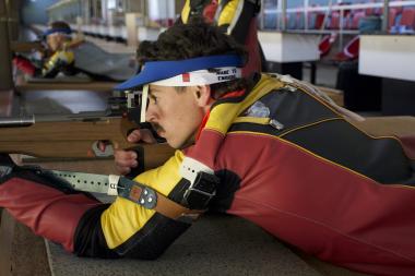 Yves liegend, beim Schießen