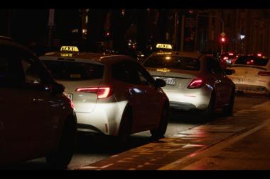 Taxis in der Nacht am Straßenrand 
