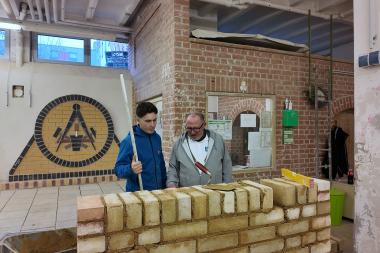 Das Werkstück eines Auszubildenden wird inspiziert