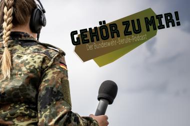 Reporterin Janina mit dem Logo des Bundeswehr Berufe Podcasts