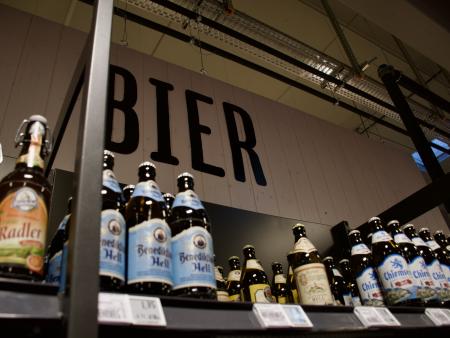 Bierflaschen im Regal eines Supermarktes