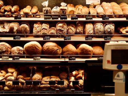 Bäckertheke mit vielen Broten