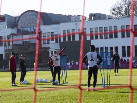 Das Bild zeigt Spieler des FC Bayern München zusammen mit ihrem Trainerteam beim öffentlichen Fußballtraining.