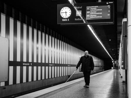 Blinder Mann in U-Bahn