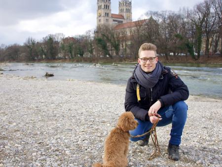  Niklas Hanfstängl (28) mit seinem Hund an der Isar in München