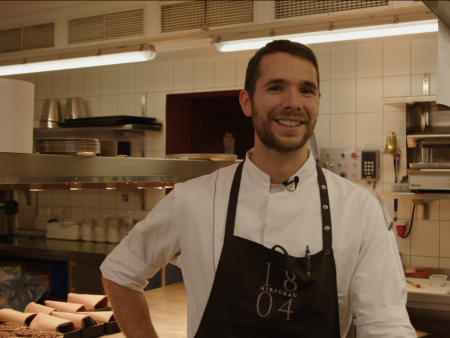 Küchenchef Lukas Adebahr in seiner Küche