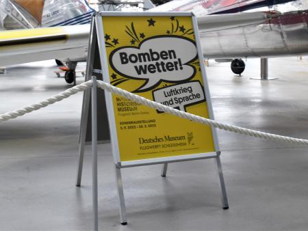 Das Plakat zur Ausstellung „Bombenwetter“ lädt Alt und Jung ein, sich über die Herkunft vieler Redewendungen zu informieren – oft sind es Dinge, die man so vorher nicht auf dem Schirm hatte. 