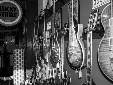 Vintage-Gitarren hängen an der Wand, wie in einem Museum