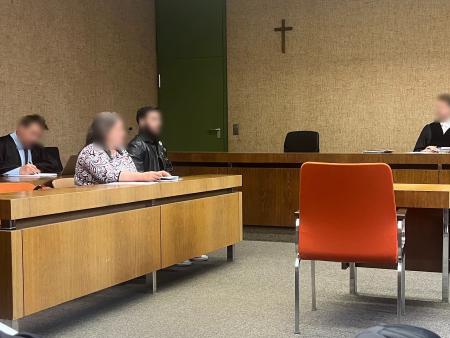 Man sieht eine einen Gerichtssaal mit dem Angeklagten und seiner Übersetzerin vor seinem Verteidiger. Der Richter blickt zum Angeklagten