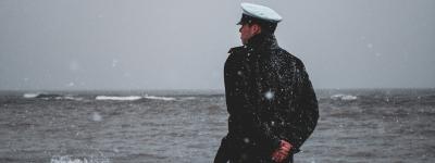 Marinesoldat am Ufer der Kieler Förde